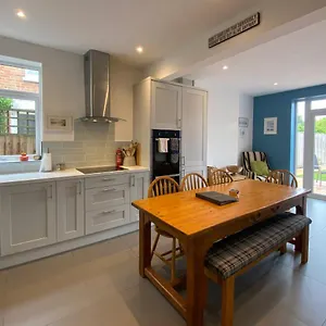  Holiday home Charming 3 Bed House And Garden, Pet Friendly