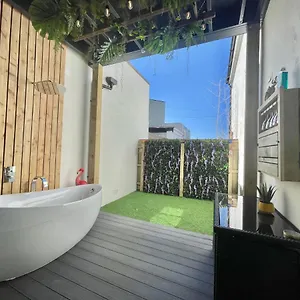  Apartment Coastline Retreats: Jungle-themed Seafront Garden